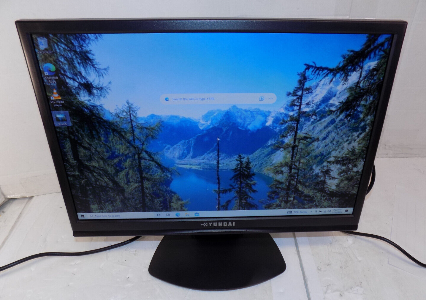 Hyundai X93WD 19 Inch LCD Computer Monitor with Cables