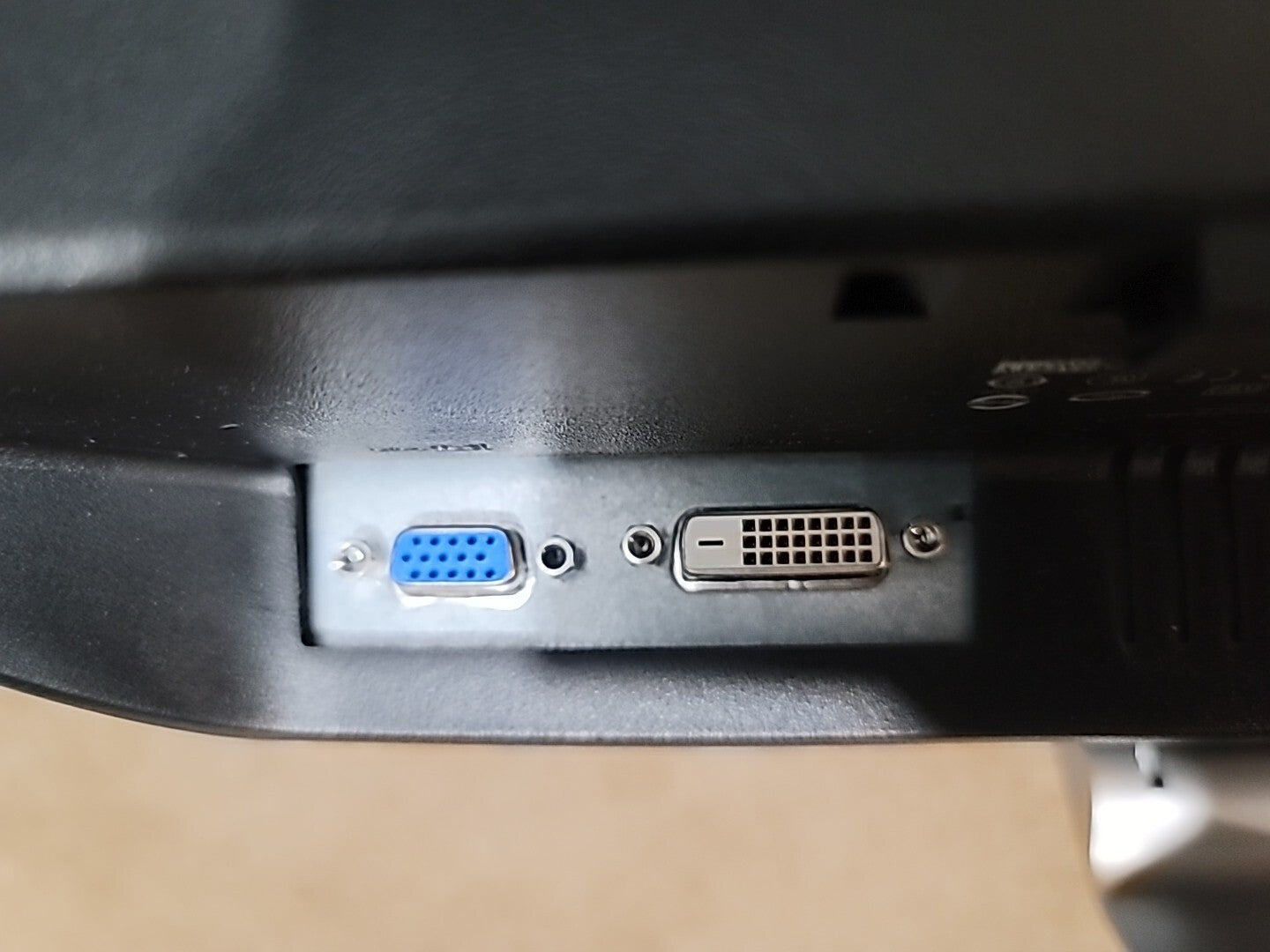 Dell E228WFPc 22" Computer Monitor with Stand, VGA & Power Cords