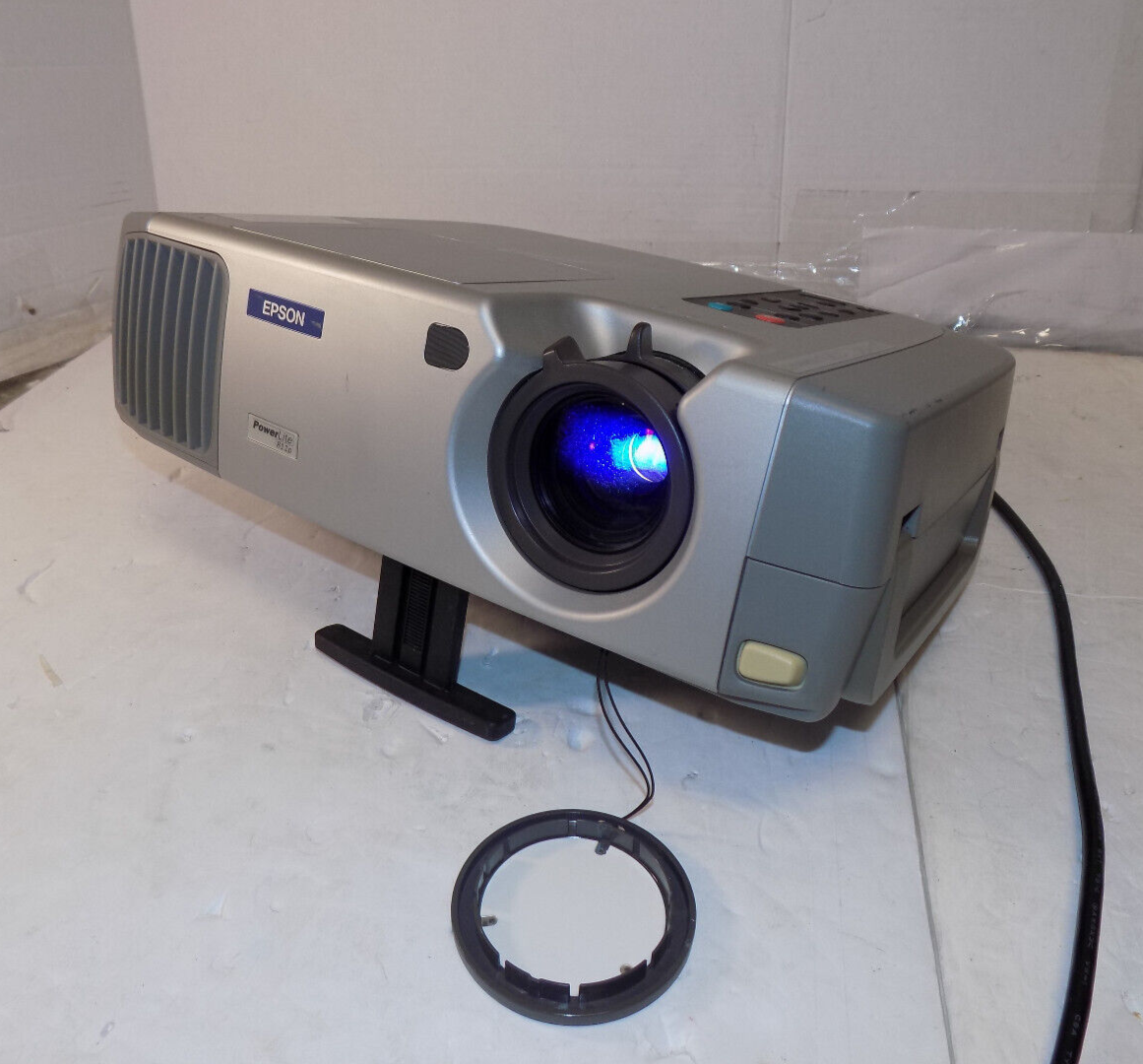 Epson PowerLite 811p (EMP-800UG) XGA 1080i 2000 ANSI Lumens LCD Projector w/Lamp