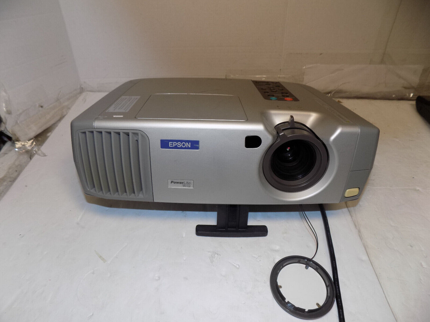 Epson PowerLite 811p (EMP-800UG) XGA 1080i 2000 ANSI Lumens LCD Projector w/Lamp