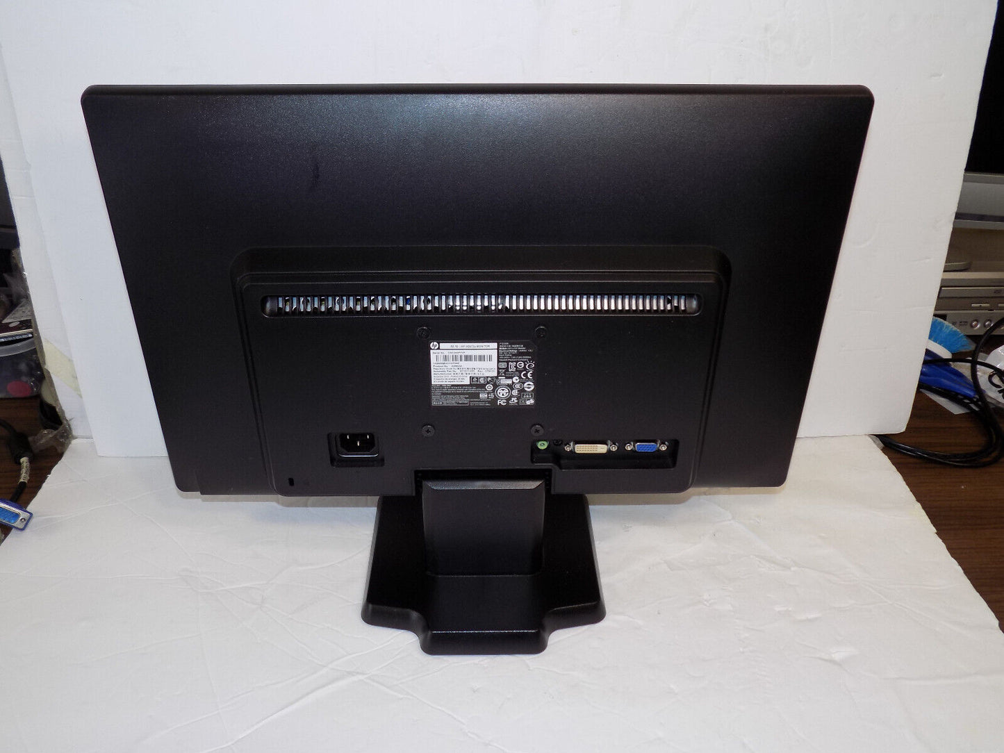 HP W2072a 20 Inch LED Computer Monitor 1600 x 900 With VGA Cable & Power Cord