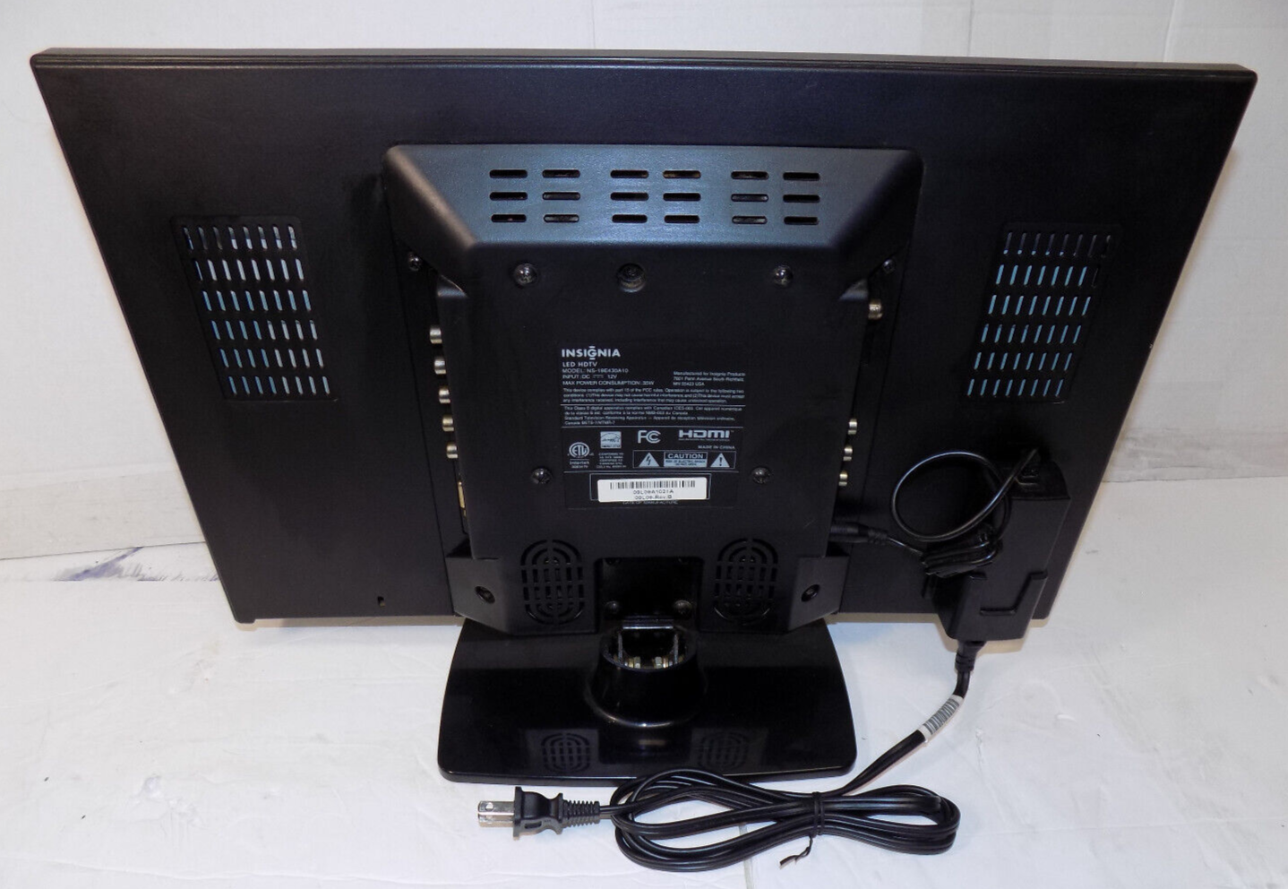Insignia NS-19E430A10 19" 720p 60Hz LED LCD HDTV PC Input HDMI with Remote