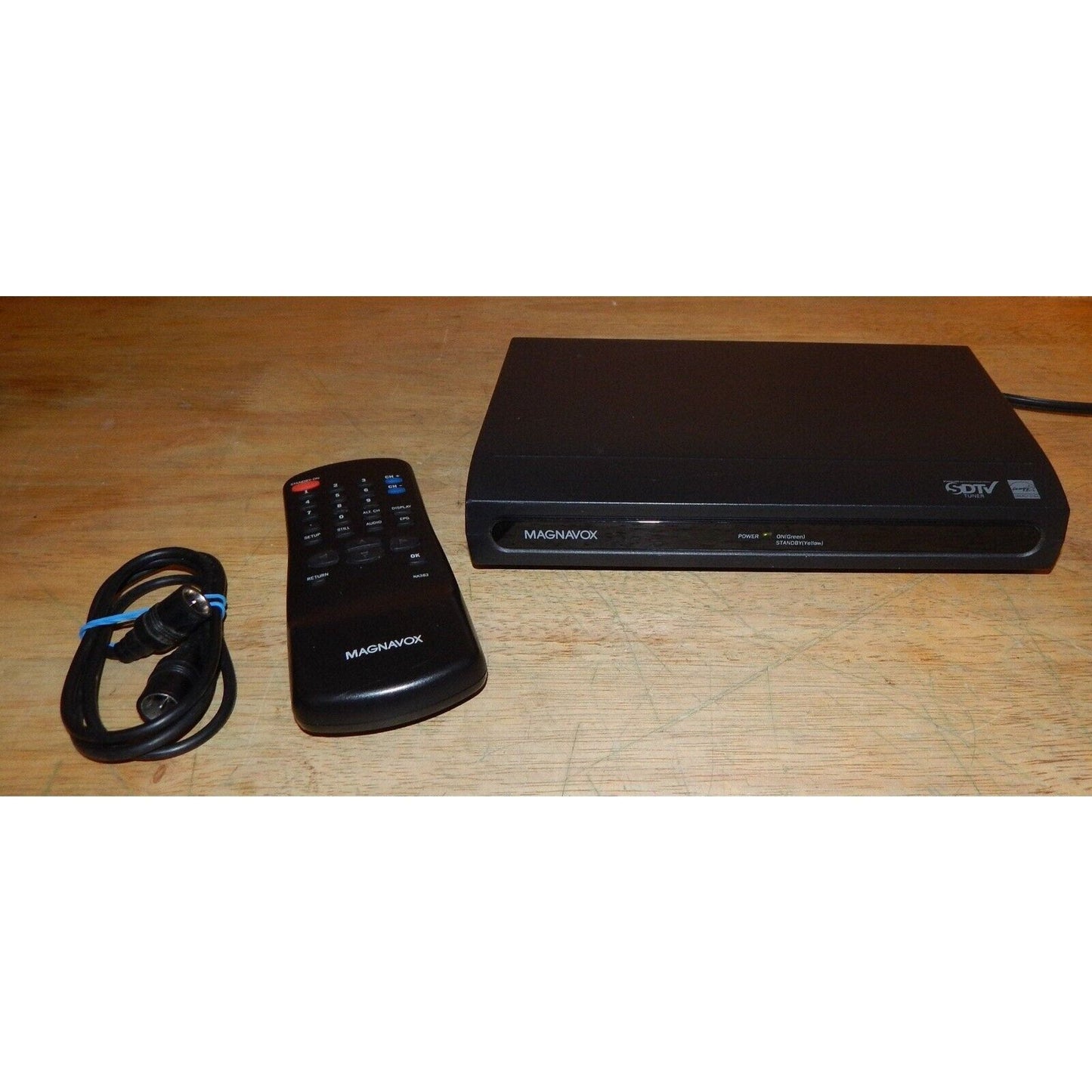 Magnavox TB100mw9 DTV Digital TV Converter Box w/ Remote (Remote Missing Cover)