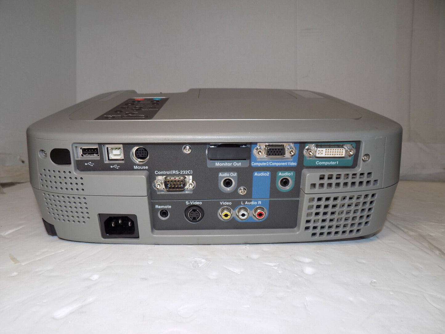 Epson PowerLite 811p (EMP-800UG) XGA 1080i 2000 ANSI Lumens LCD Projector w/Lamp
