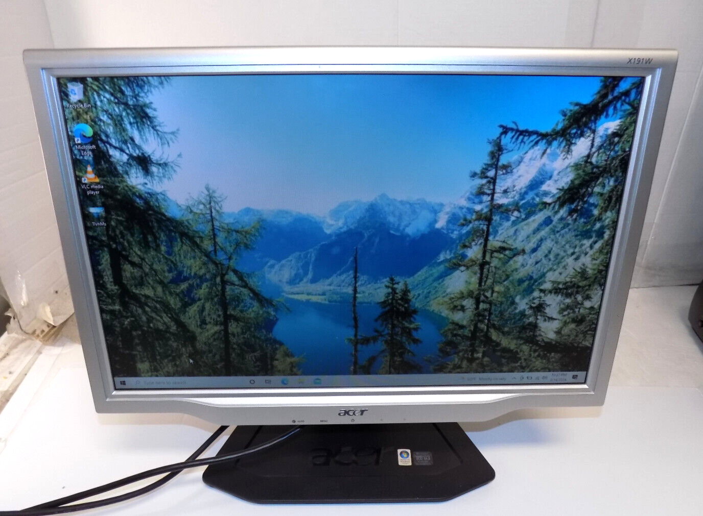 Acer P191w LCD 19" Flat Widescreen Computer Monitor with Cables