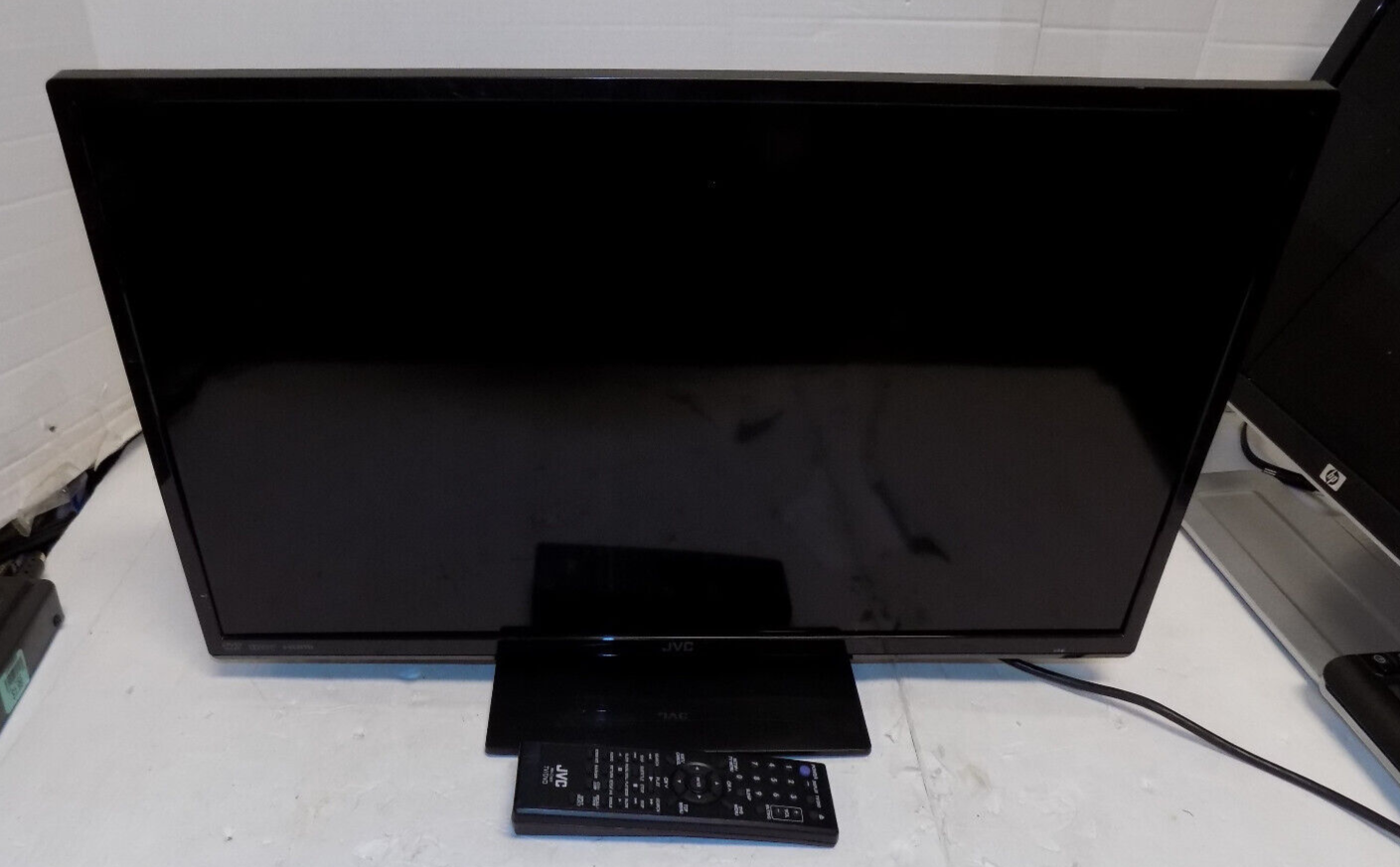 JVC LT-24DE73 24" Flatscreen TV DVD Combo 720P 60Hz LED HDTV w/ Remote Control