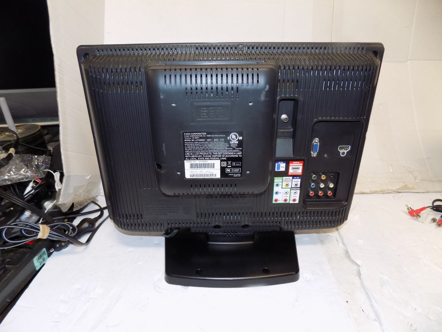 Sylvania LD190SS1 LCD TV 19" HDTV TV DVD Player with Remote