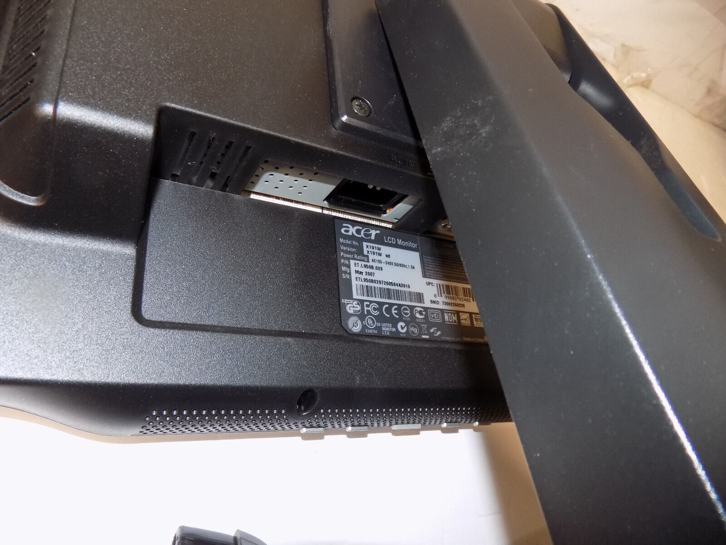 Acer P191w LCD 19" Flat Widescreen Computer Monitor with Cables