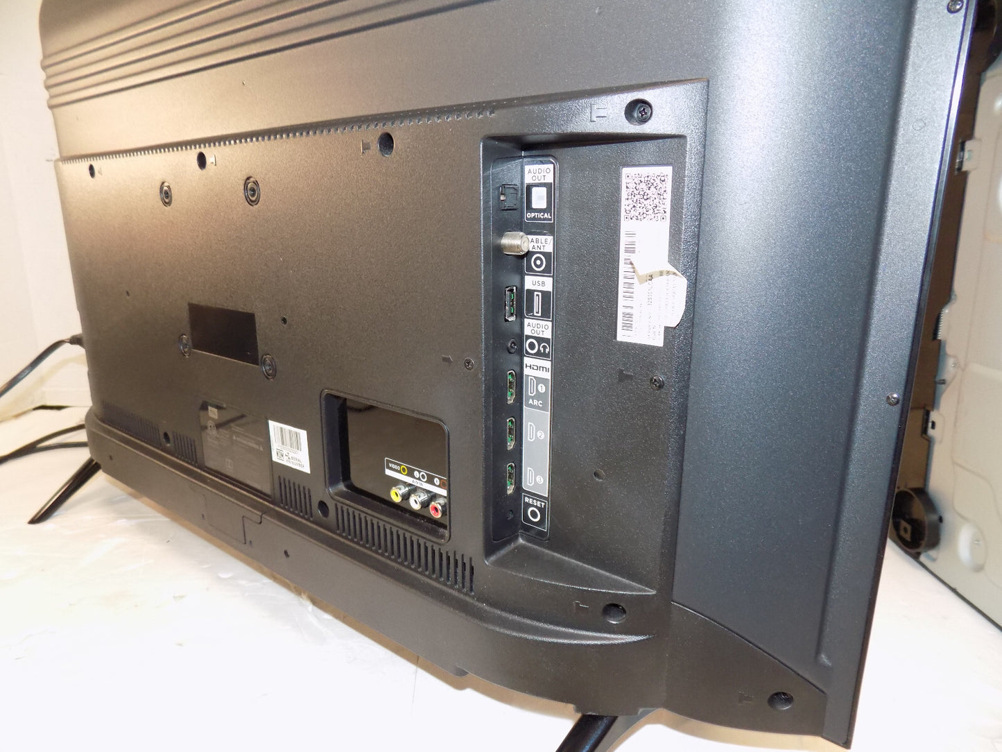 TCL 32S301 32 inch HDTV LED TV Roku Smart TV with Remote