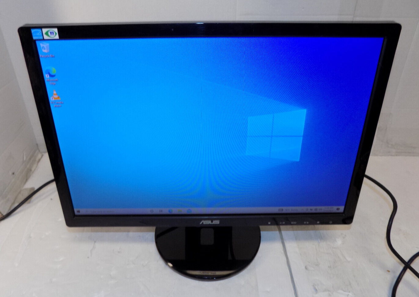 ASUS VE198 19" LED LCD 19 inch Computer Monitor with Cables VGA DVI