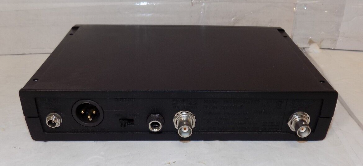 Shure ULXS4 Wireless Microphone Diversity Receiver M1 662-698MHz Untested