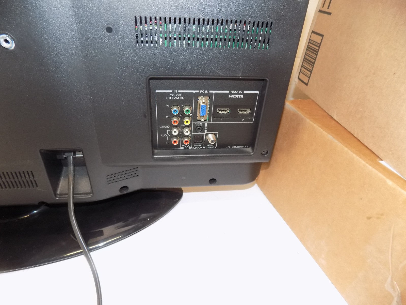 Toshiba 32C100U 32 Inch LED-LCD HDTV Flatscreen TV 720p with Remote PC Input