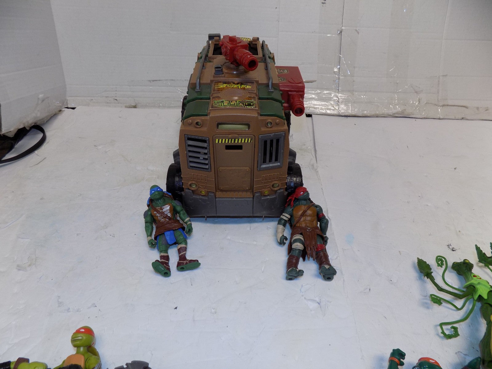 TMNT Teenage Mutant Ninja Turtles 2012 Shellraiser Van With Action Figures Lot