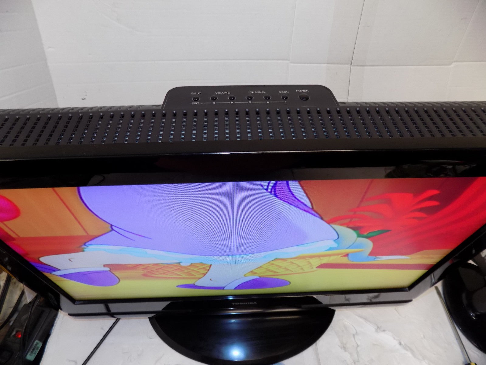 Toshiba 26AV500U 26" HDTV Television HD TV 720p with Remote Control
