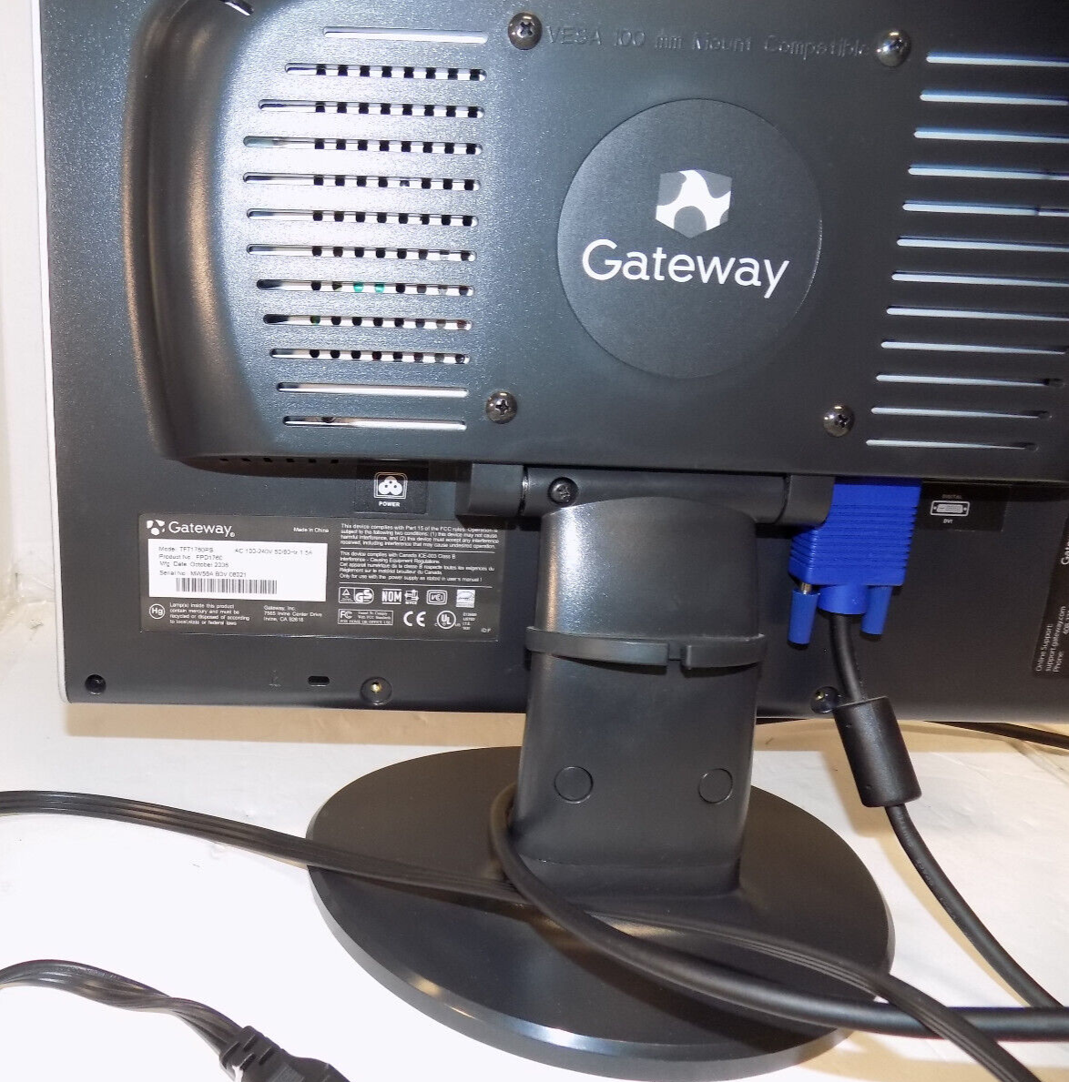 Gateway TFT1780PS 17 inch LCD Computer Monitor with VGA and Power Cables