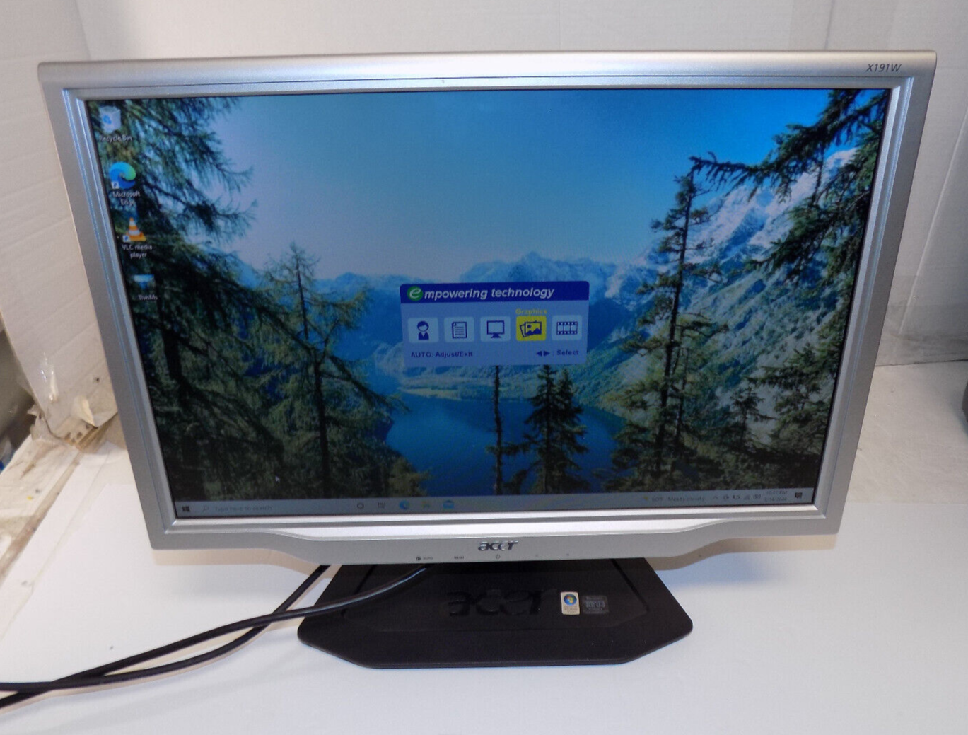 Acer X191w LCD 19" Flat Widescreen Computer Monitor with Cables