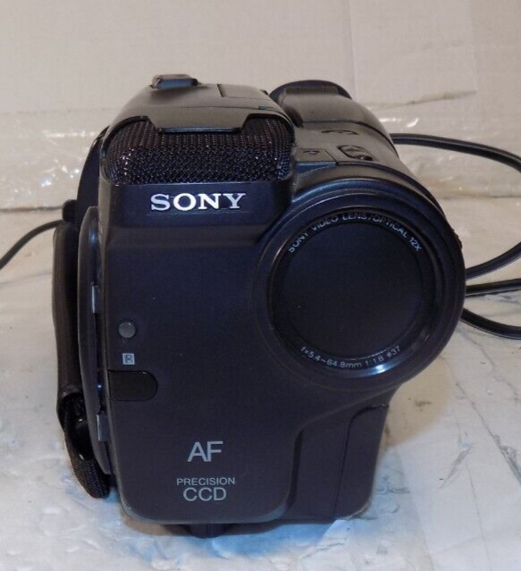 Sony CCD-TR82 8mm Video 8 Camcorder Handheld Video Camera Bag Battery Tested
