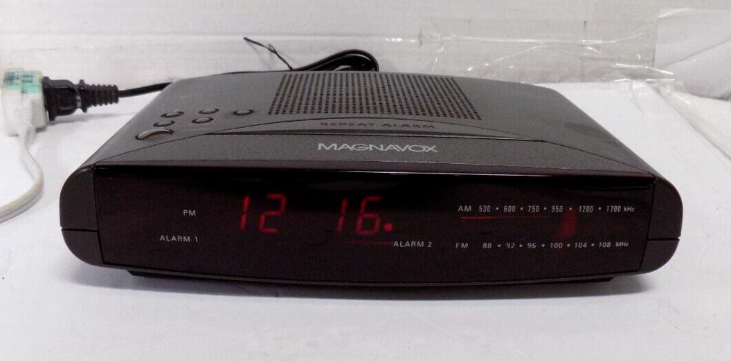 Magnavox AJ 3240 AM FM Radio Dual Alarm Clock Radio