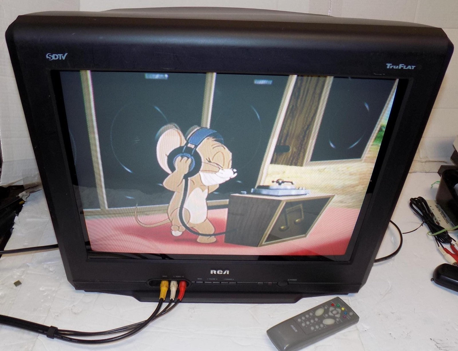 RCA 20F424T 20" Tru Flat CRT Television Retro Gaming TV with Remote