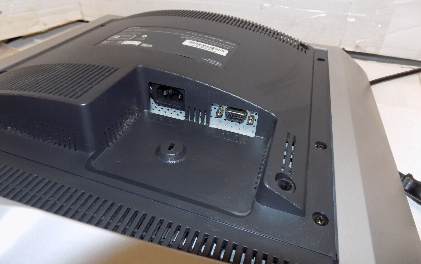 Sony SDM-HS73 17 Inch TFT Computer Monitor with Power and VGA Cables