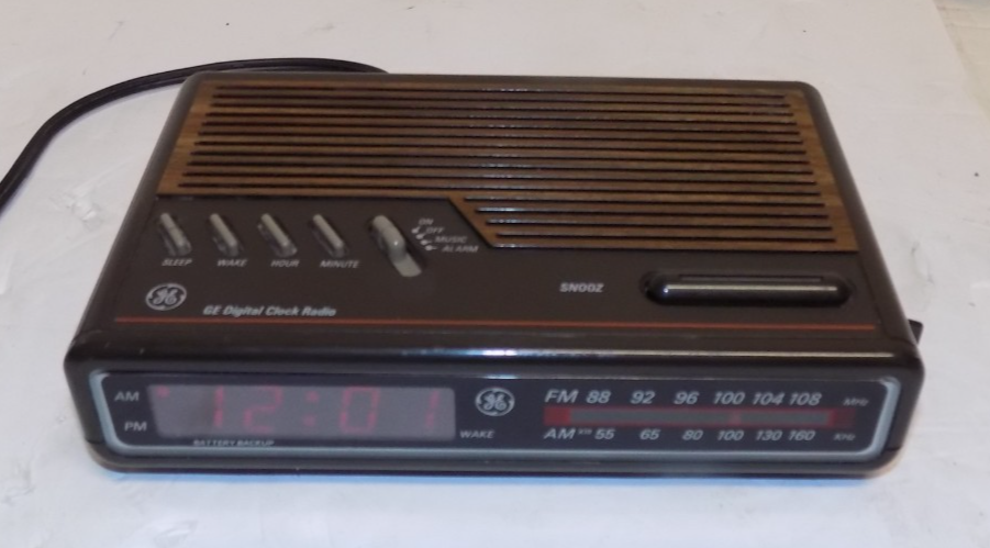 Vintage GE Radio 7-4612A AM/FM Digital Alarm Clock Radio Woodgrain