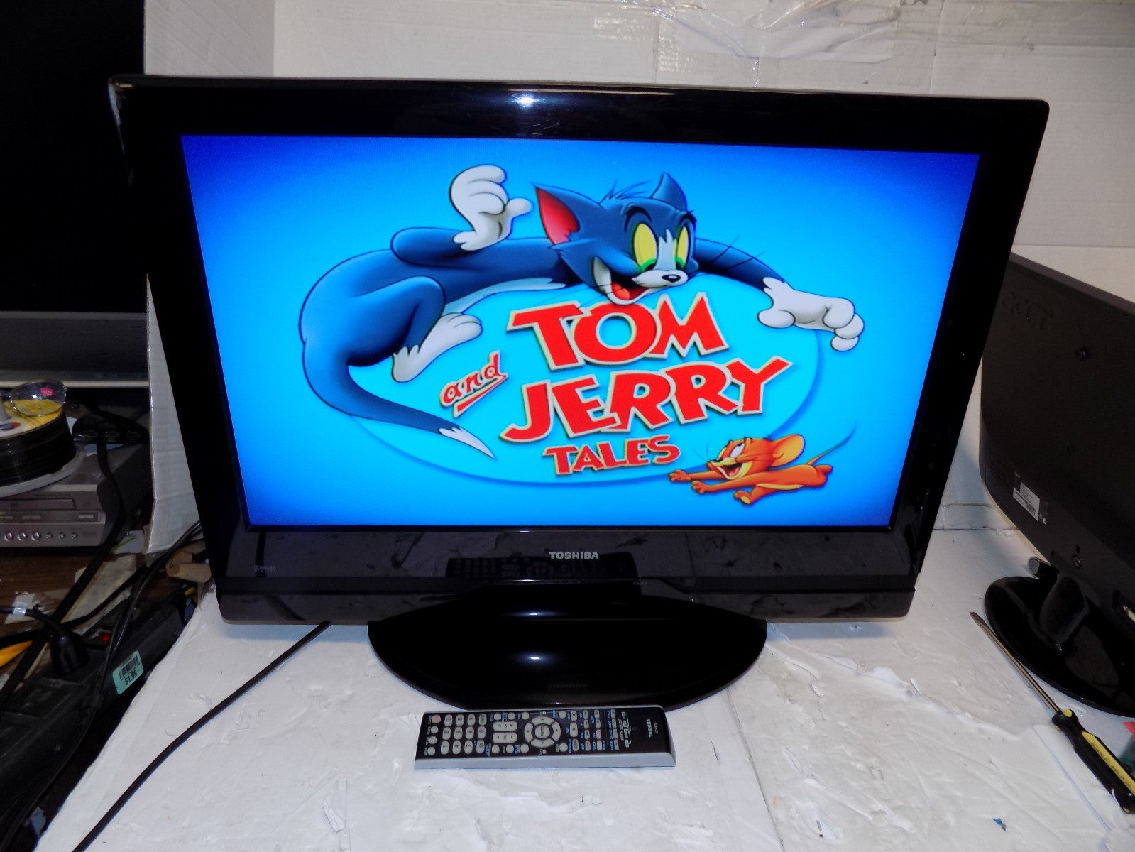 Toshiba 26AV500U 26" HDTV Television HD TV 720p with Remote Control