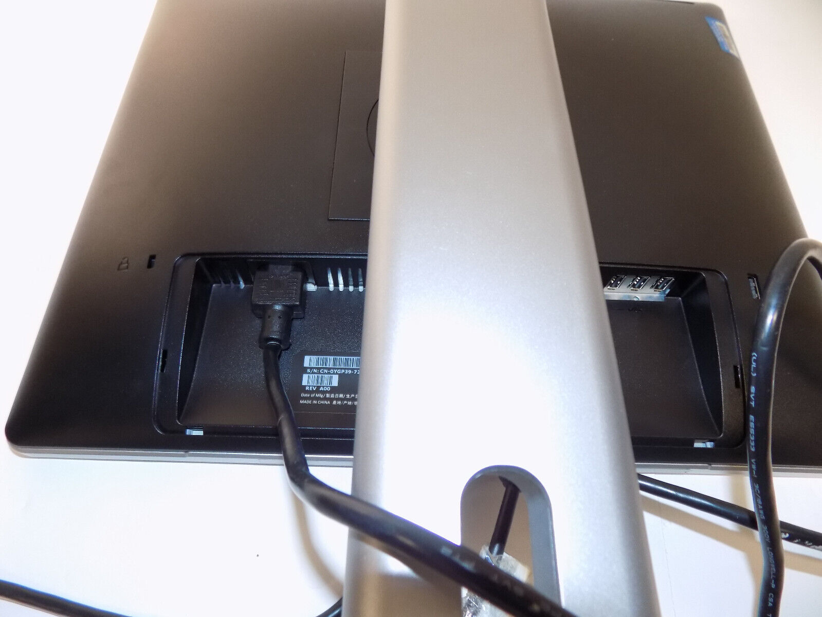Dell P1914SF 19" Flat LED Adjustable Computer Monitor with Power and VGA Cables