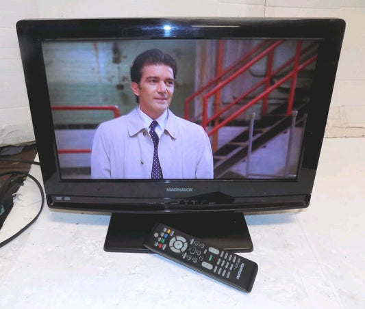 Magnavox 19MD359B/F7 LCD TV 19" HDTV TV DVD Combo with Remote