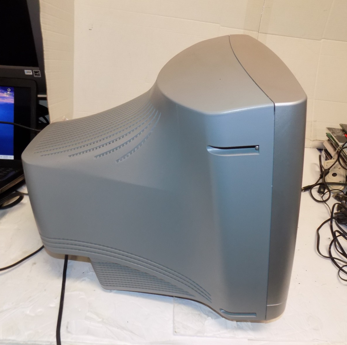 HP v75 CRT Monitor, 1024x768 Resolution, 85 Hz Refresh Rate, WORKING