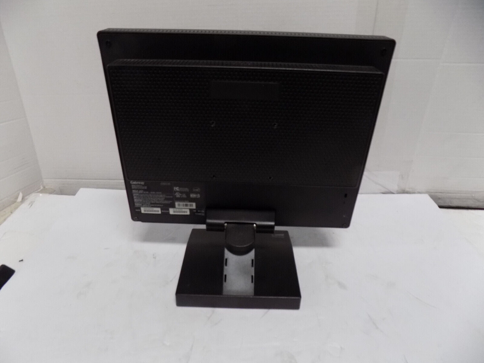 Gateway NL2501 FPD1540 15 inch Computer Monitor with Power and VGA Cables
