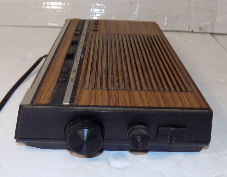 Vintage GE 7-4636D Digital Alarm Clock AM FM Radio Wood Grain Finish