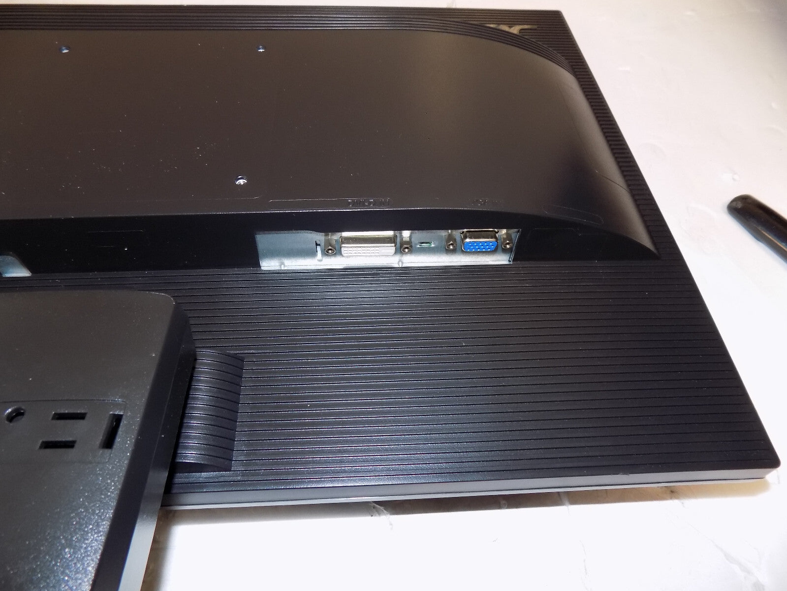 Acer V226WL LED 22 Inch Computer Monitor with Cables