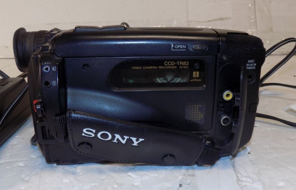 Sony CCD-TR82 8mm Video 8 Camcorder Handheld Video Camera Bag Battery Tested