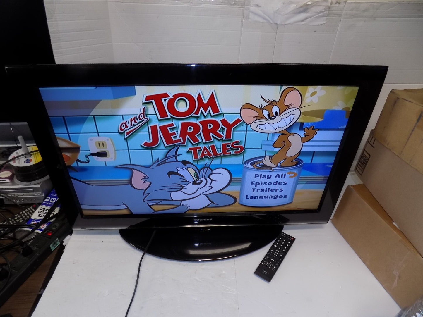 Toshiba 32C100U 32 Inch LED-LCD HDTV Flatscreen TV 720p with Remote PC Input