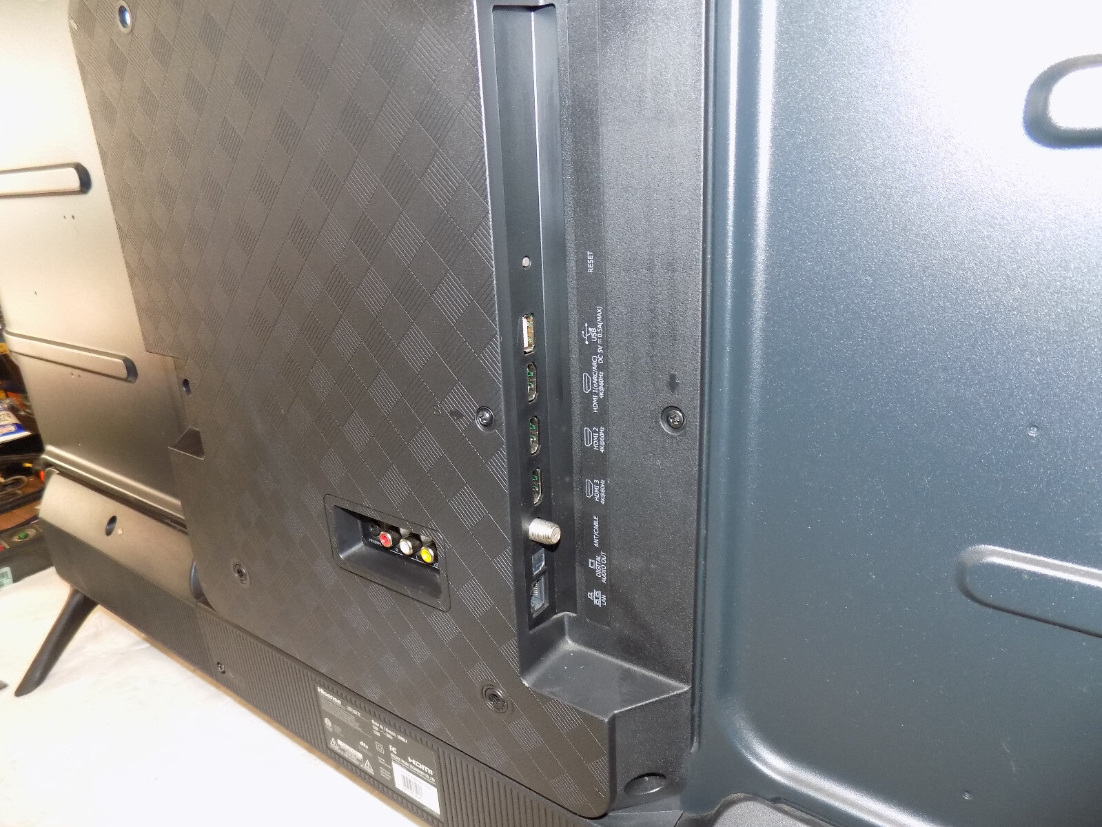 HISENSE 50" Class UHD 4K (2160p) Roku Smart LED TV (50R6E4) with Remote