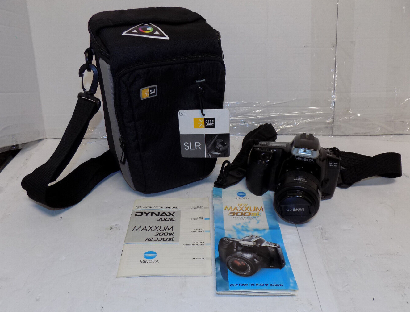 Minolta Maxxum 300si 35mm Camera w/ AF 35-70MM Zoom Lens Bag Battery Tested