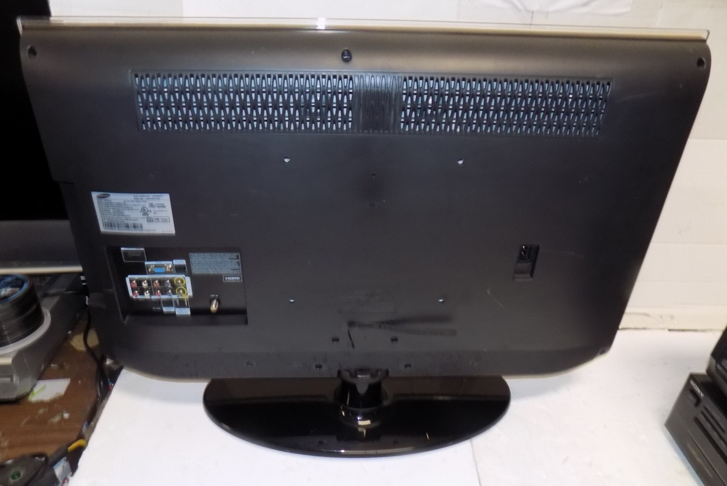 Samsung UN32D450G1D 720p 60Hz TV HDTV has PC Input with Remote Control