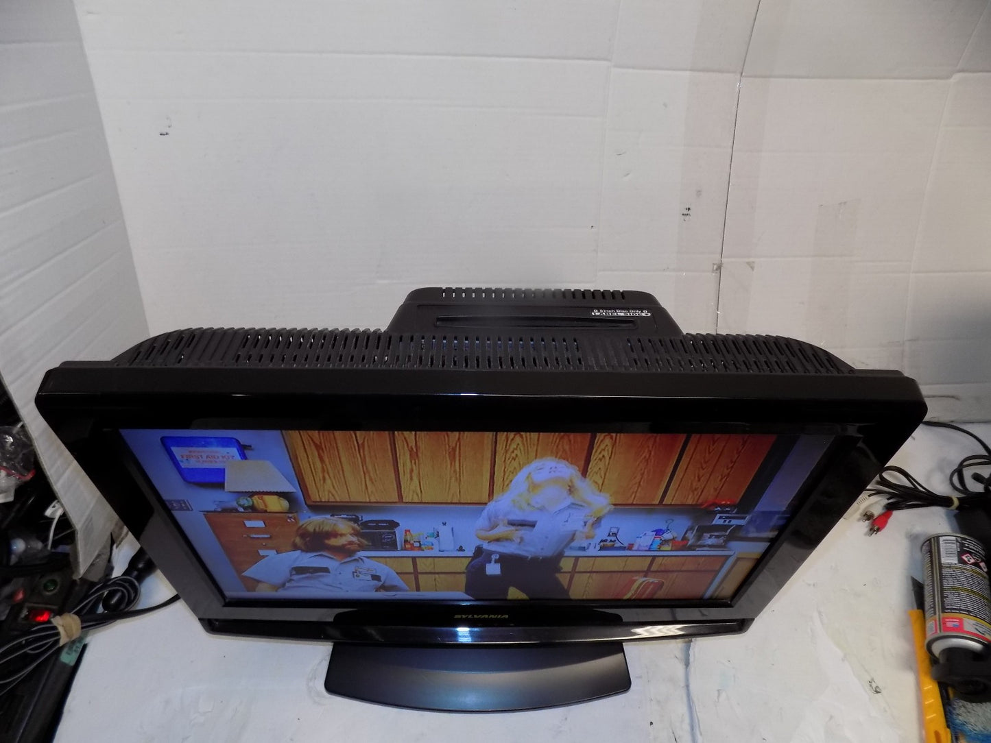 Sylvania LD190SS1 LCD TV 19" HDTV TV DVD Player with Remote