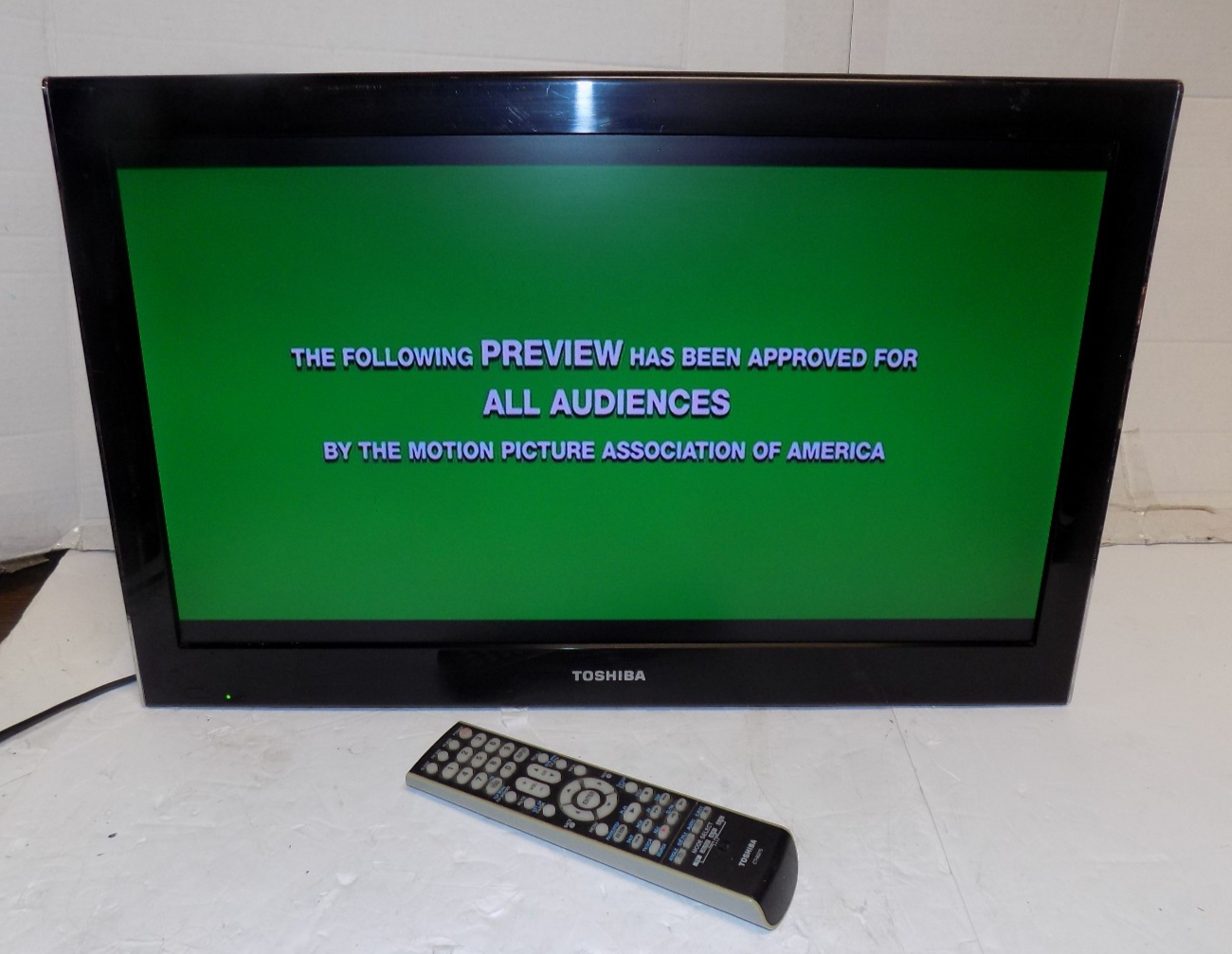 Toshiba 24SLV411U 24" LCD TV DVD Combo with Remote No Stand