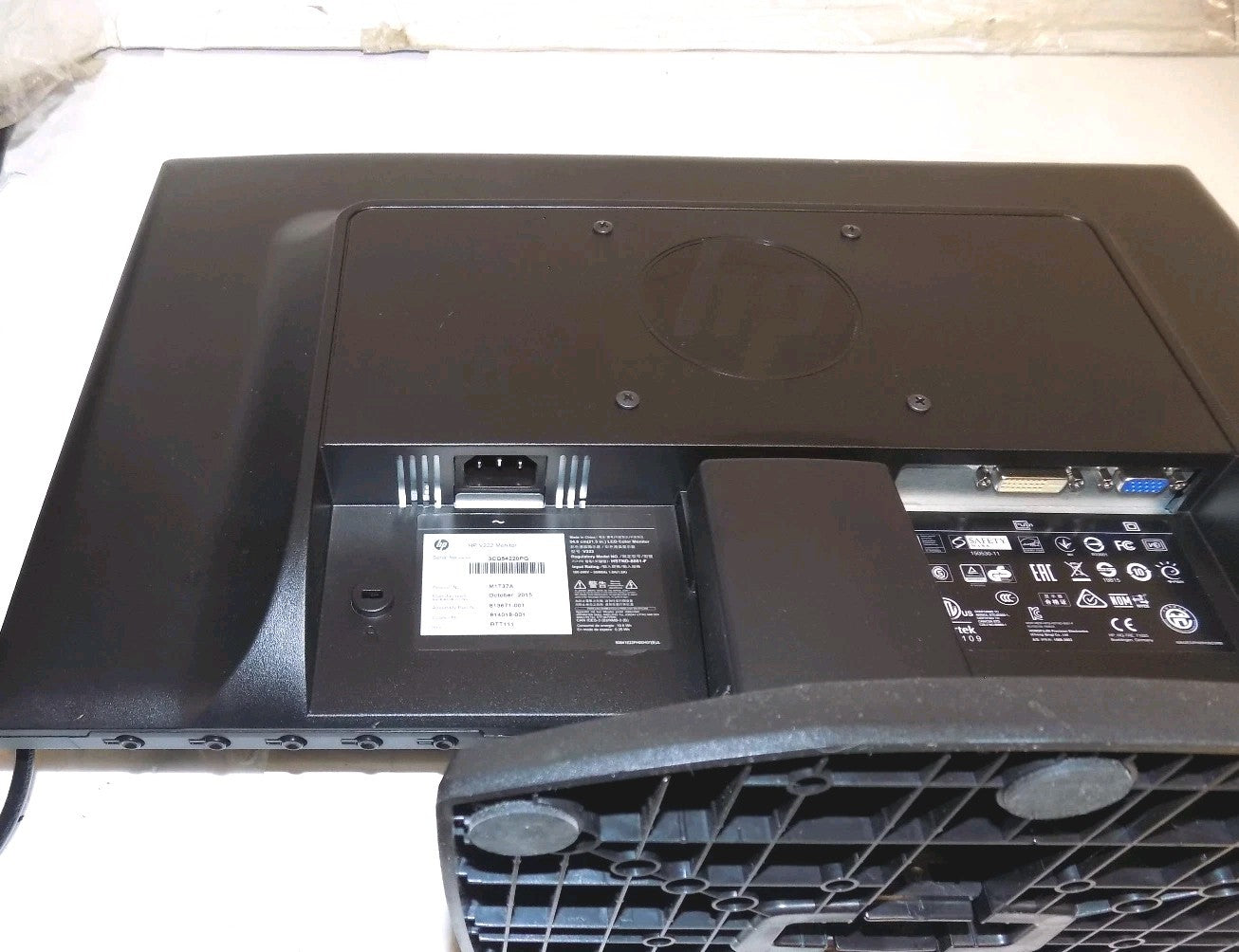 HP V222 22" Widescreen LCD Computer Monitor with Cables