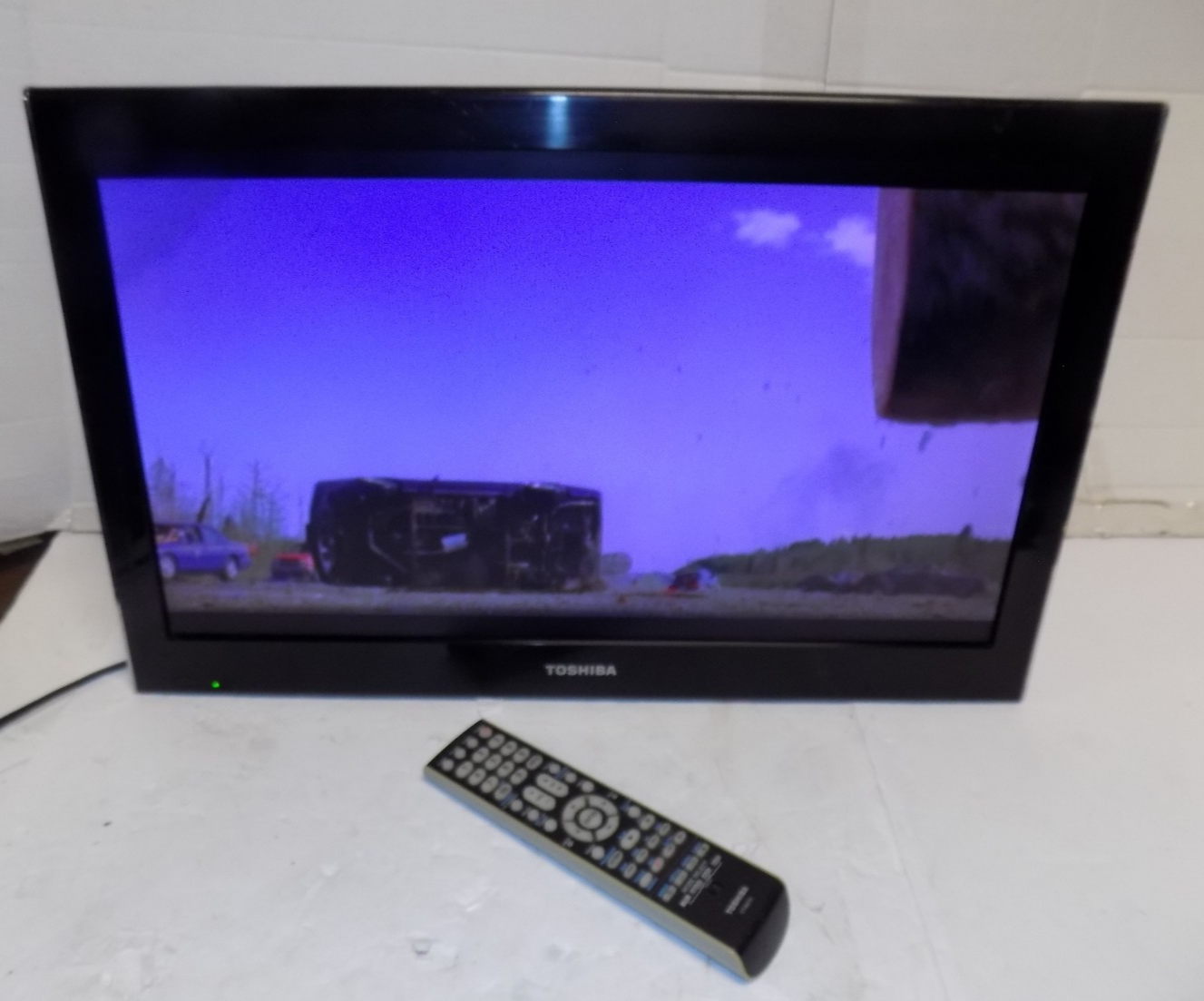 Toshiba 24SLV411U 24" LCD TV DVD Combo with Remote No Stand