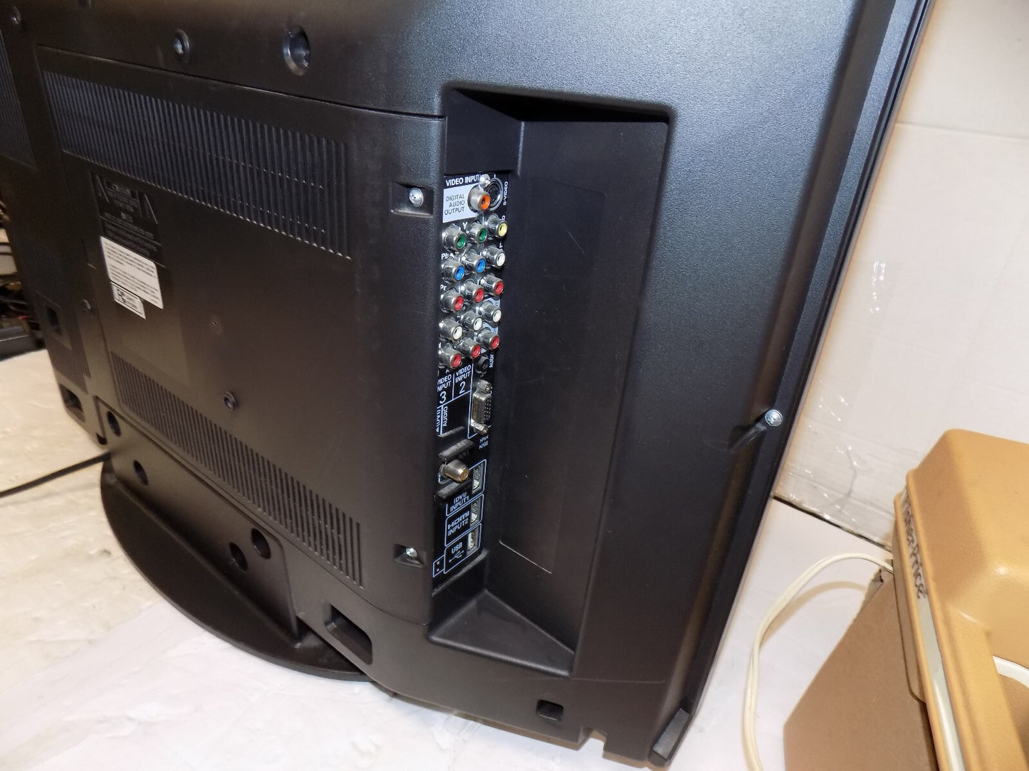Sanyo DP32649 32 inch LCD TV HDTV 720p PC Input with Remote