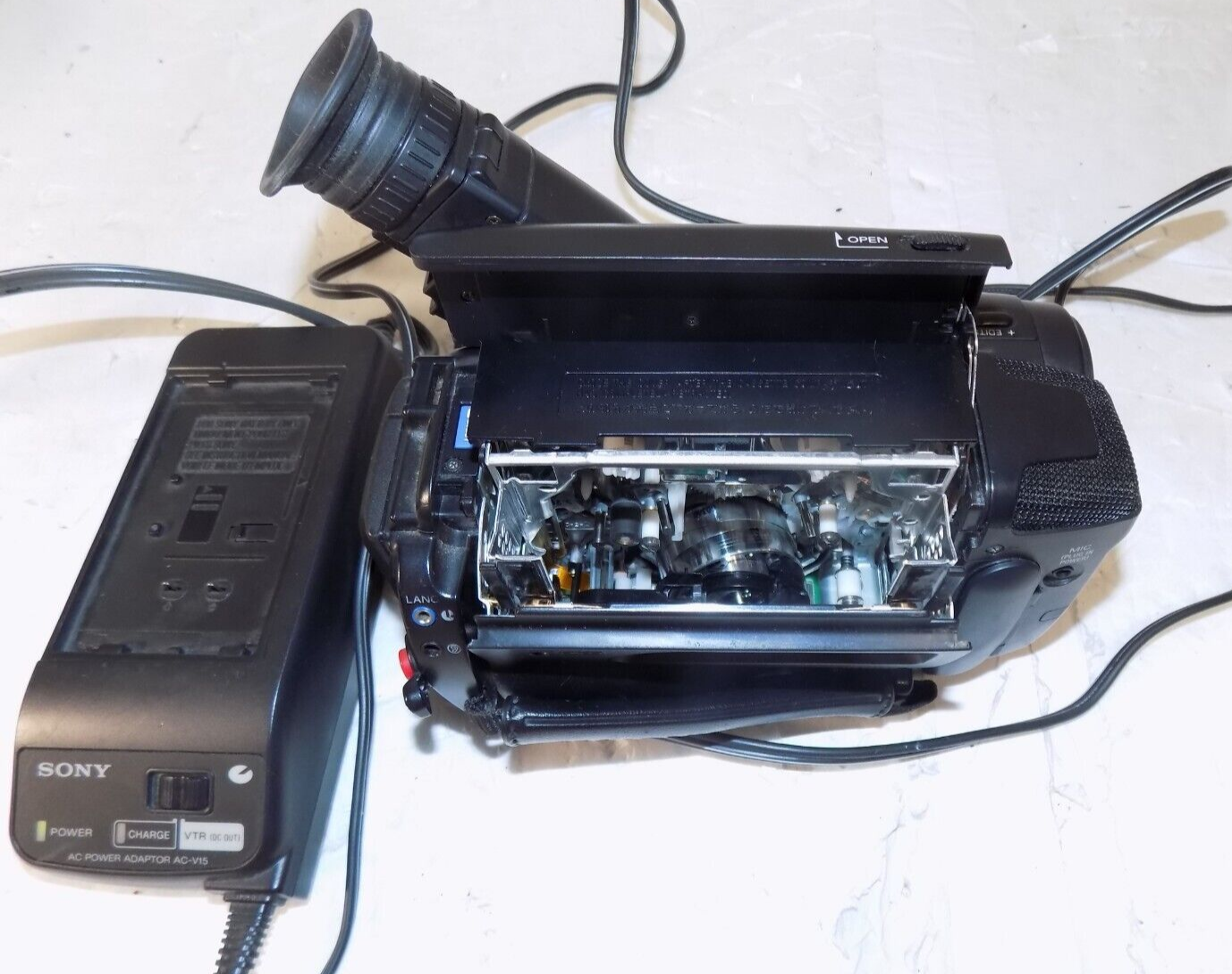 Sony CCD-TR82 8mm Video 8 Camcorder Handheld Video Camera Bag Battery Tested