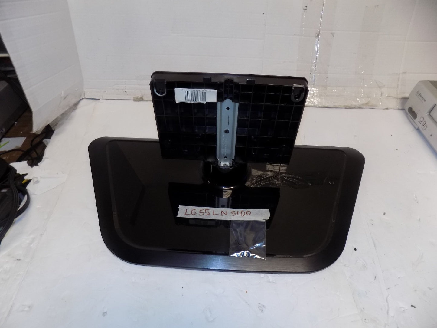 LG 55LN5100 TV STAND WITH SCREWS