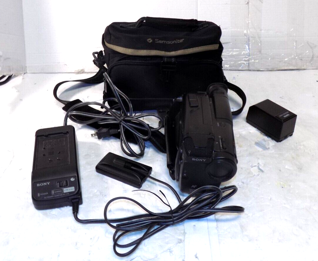 Sony CCD-TR82 8mm Video 8 Camcorder Handheld Video Camera Bag Battery Tested