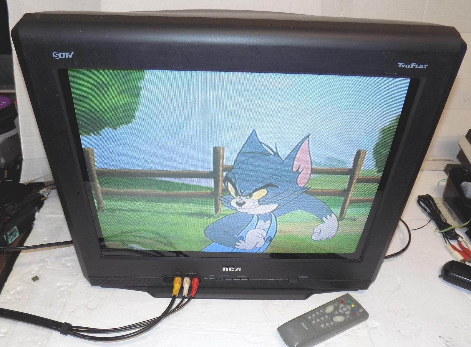 RCA 20F424T 20" Tru Flat CRT Television Retro Gaming TV with Remote