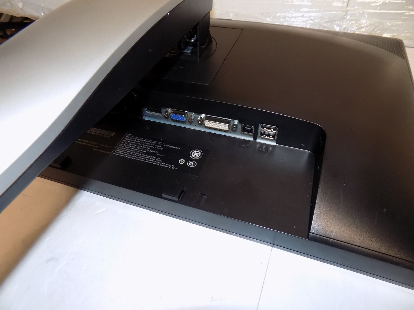 Dell P2213f 22” Widescreen LCD Monitor FHD 1680 x 1050 DISPLAY PORT DVI-D VGA