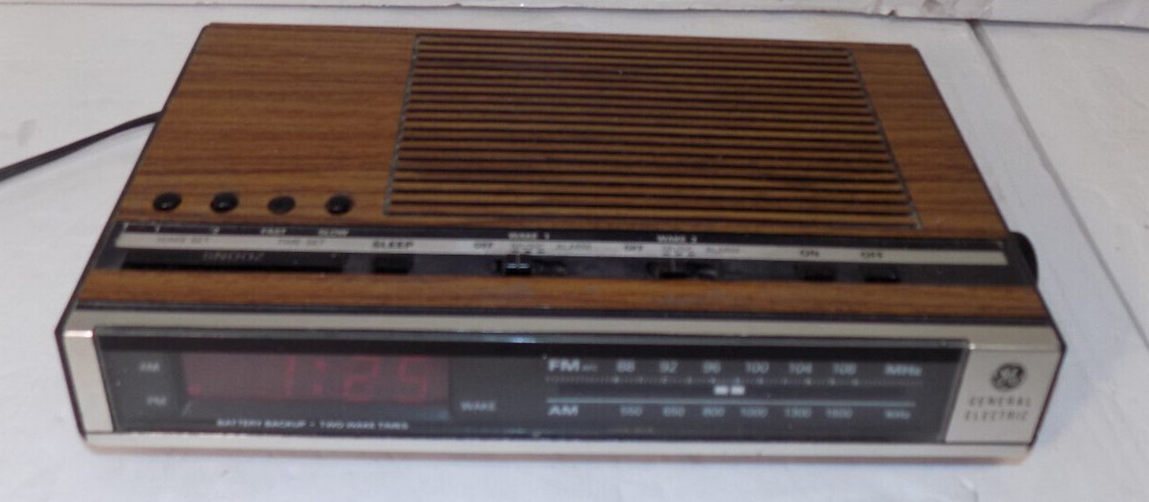 Vintage GE 7-4636D Digital Alarm Clock AM FM Radio Wood Grain Finish