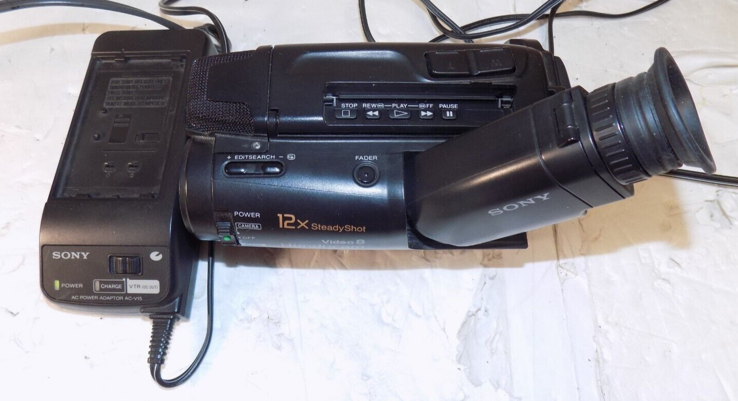 Sony CCD-TR82 8mm Video 8 Camcorder Handheld Video Camera Bag Battery Tested