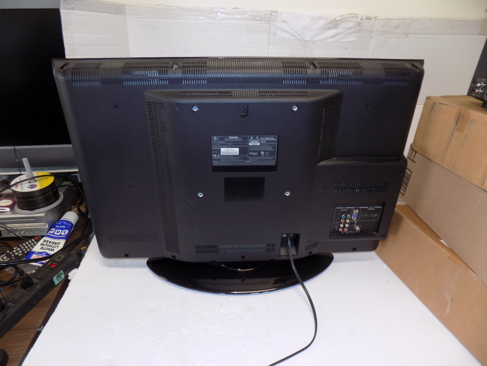 Toshiba 32C100U 32 Inch LED-LCD HDTV Flatscreen TV 720p with Remote PC Input